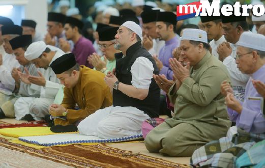 Sultan Muhammad V mengaminkan doa ketika berkenan hadir di sambutan Maulidur Rasul peringkat negeri di Masjid Al-Ismaili, Pasir Pekan, Tumpat. FOTO Fathil Asri