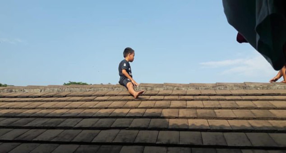 SEORANG kanak-kanak lelaki berusia lima tahun duduk di atas bumbung sebuah klinik selama dua jam gara-gara takut untuk berkhatan. FOTO Agensi