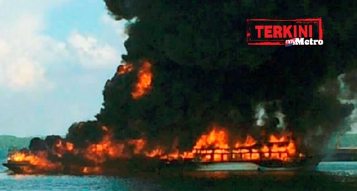Api marak membakar tiga kapal termasuk dua yang membawa muatan petrol di perairan Batu Sapi, Sandakan.  - Foto Ihsan Bomba 