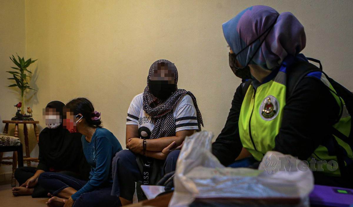 ANGGOTA JIM Kedah menahan seorang wanita warga Indonesia dalam serbuan di sebuah kawasan perumahan di Taman Setia Jaya selepas anggota JIM menerima maklumat mengatakan berlaku aktiviti pemerdagangan orang dan penyeludupan migran. 