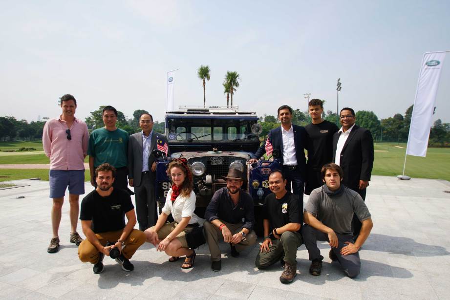 PASUKAN Last Overland bersama pengurusan Jaguar Land Rover Malaysia.