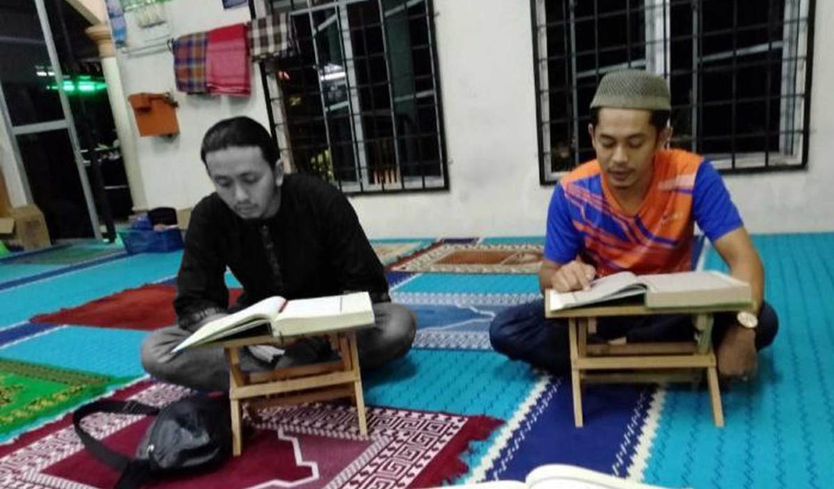 GAMBAR kenangan arwah Muhammad Fakhrul Dhiya Islam (kiri) sedang membaca al-Quran. FOTO Ihsan keluarga