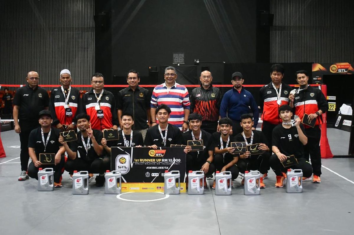 PEMAIN dan pihak pengurusan pasukan sepak takraw Terengganu Turtles selepas muncul naib juara Liga Divisyen 1. -FOTO Terengganu Turtles.