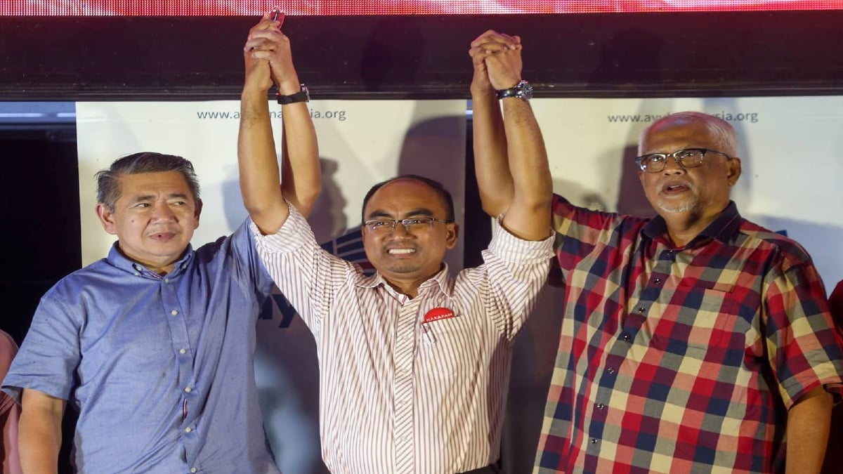 SALAHUDDIN Ayub (kiri) dan Pengerusi PH Kedah, Datuk Mahfuz Omar (kanan) mengumumkan Mohamad Sofee Razak sebagai calon PH bagi parlimen Padang Serai sempena Pilihan Raya Umum ke-15 (PRU-15). FOTO Danial Saad.