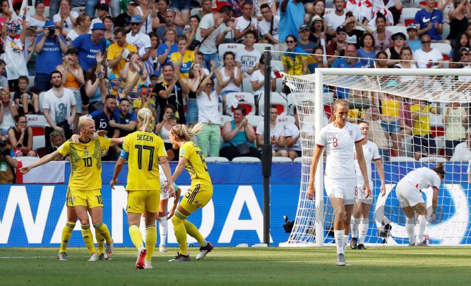 SOFIA (kiri) meraikan gol kedua Sweden menentang England di Allianz Riviera, Nice. — FOTO Reuters