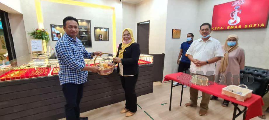 HABIBI menerima cenderahati daripada pemilik Kedai Emas Sofia selepas merasmikan pembukaan cawangan yang keempat di Kota Kinabalu. FOTO Juwan Riduan