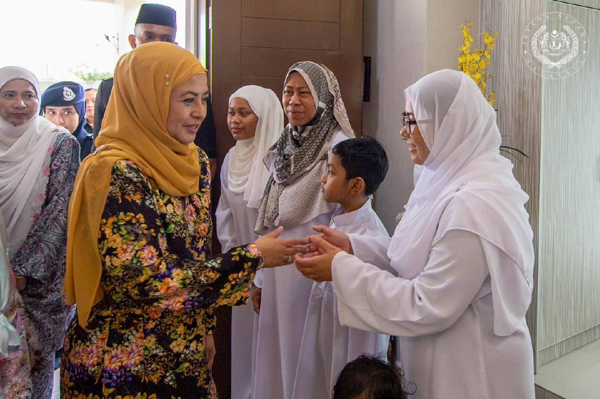 RAJA Zarith Sofiah berkenan berangkat melawat keluarga Allahyarham Mohammad Amirulfaris di Taman Senawang Perdana, Negeri Sembilan, hari ini. FOTO Ihsaan FB Sultan Ibrahim Sultan Iskandar.