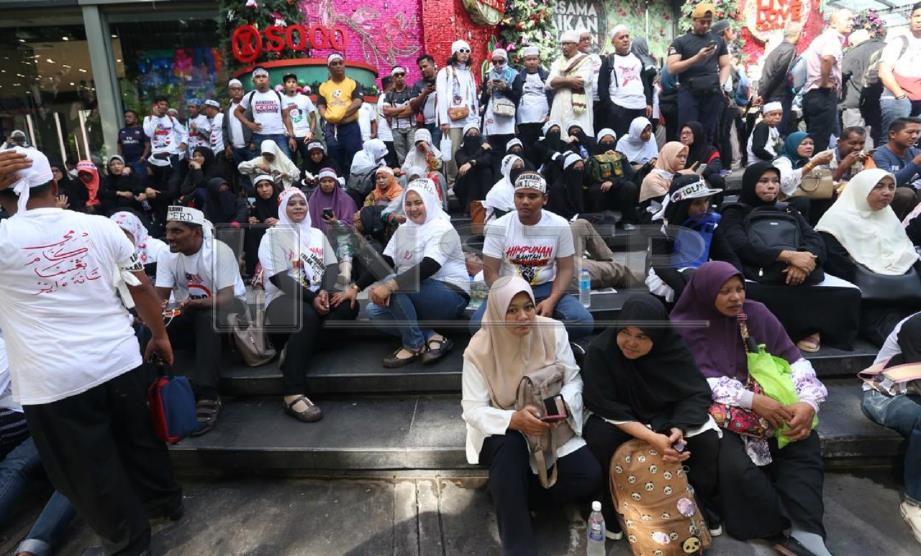 PESERTA mula berkumpul di hadapan Kompleks Beli-Belah Sogo, Kuala Lumpur. FOTO Mohamad Shahril Badri Saali.