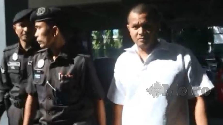 TERTUDUH (kanan) dipenjara enam bulan dan denda RM10,000 selepas mengaku salah memberi rasuah kepada anggota PGA. FOTO ZAMAN HURI ISA