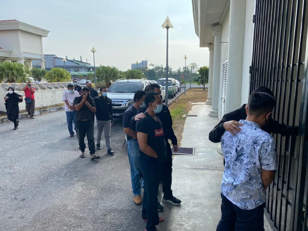  SERAMAI 10 individu termasuk lapan kakitangan JPJ Kedah tiba di Mahkamah Alor Setar pagi ini, bagi mendapatkan perintah reman kerana disyaki terbabit dalam kegiatan rasuah. FOTO M Hifzuddin Ikhsan