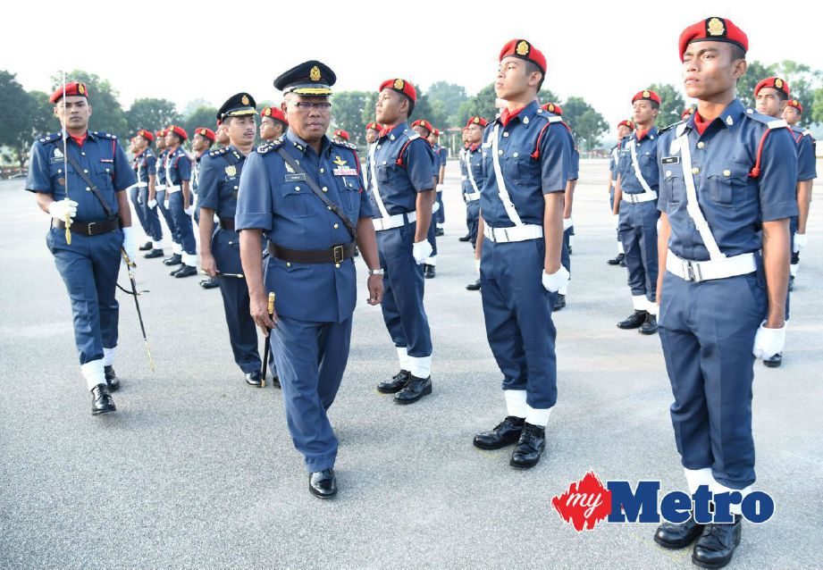 Soiman (tengah) melakukan pemeriksaan perbarisan pada Majlis Perbarisan Tamat Latihan Kursus Sijil Sains Kebombaan di Akademi Bomba dan Penyelamat Malaysia Wilayah Timur, Wakaf Tapai. FOTO ASWADI ALIAS.