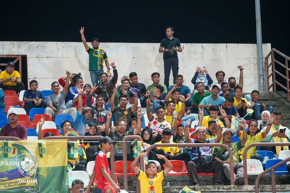 ANTARA penyokong yang menyaksikan perlawanan membabitkan KDA FC di stadium musim lalu. FOTO KDA FC