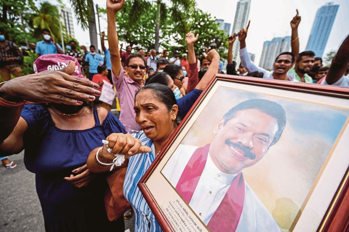 PENYOKONG prokerajaan di luar kediaman rMahinda Rajapaksa. FOTO AFP