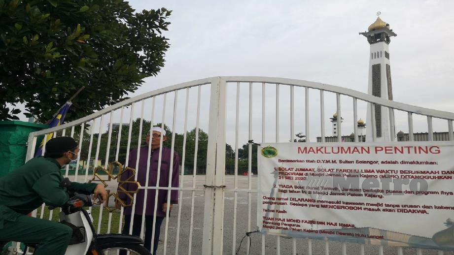 Kakitangan Pejabat Agama Islam Daerah Hulu Langat (kanan) bertugas di Masjid Jamek Pekan Kajang untuk memastikan orang ramai mematuhi arahan tiada solat sunat Aidilfitri berjemaah hari ini. Foto Ekhwan Haque Fazlul Haque