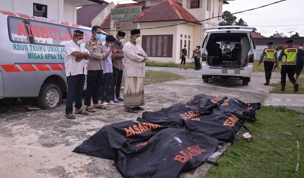 SUKARELAWAN melakukan solat jenazah sebelum mengebumikan mayat pelarian Rohingya yang ditemui di laut oleh Badan Mencari dan Menyelamat Kebangsaan (BASARNAS). FOTO AFP
