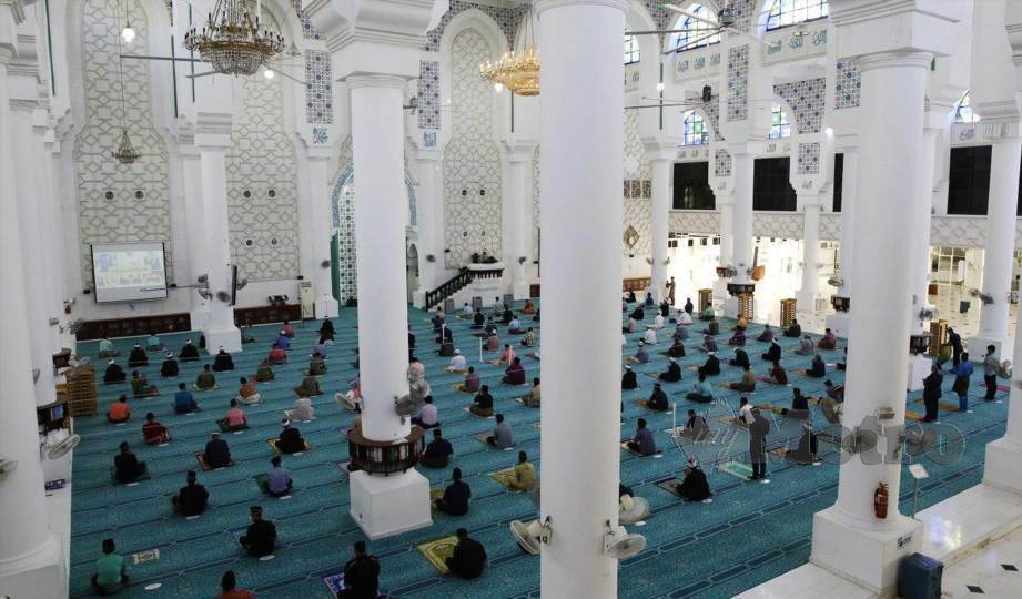 HAMPIR 40 jemaah mengadakan solat Jumaat secara percubaan di Masjid Negeri, Sultan Ahmad 1, Kuantan. FOTOFarizul Hafiz Awang