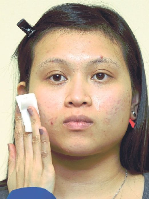 2. BERSIHKAN wajah dengan penyegar Power Essential Skin Refiner Light.