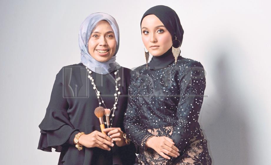 NORMAZIANA bersama model, Sharifah Nur Farhana Syed Ahmad Fadzli. FOTO Akma Bakar