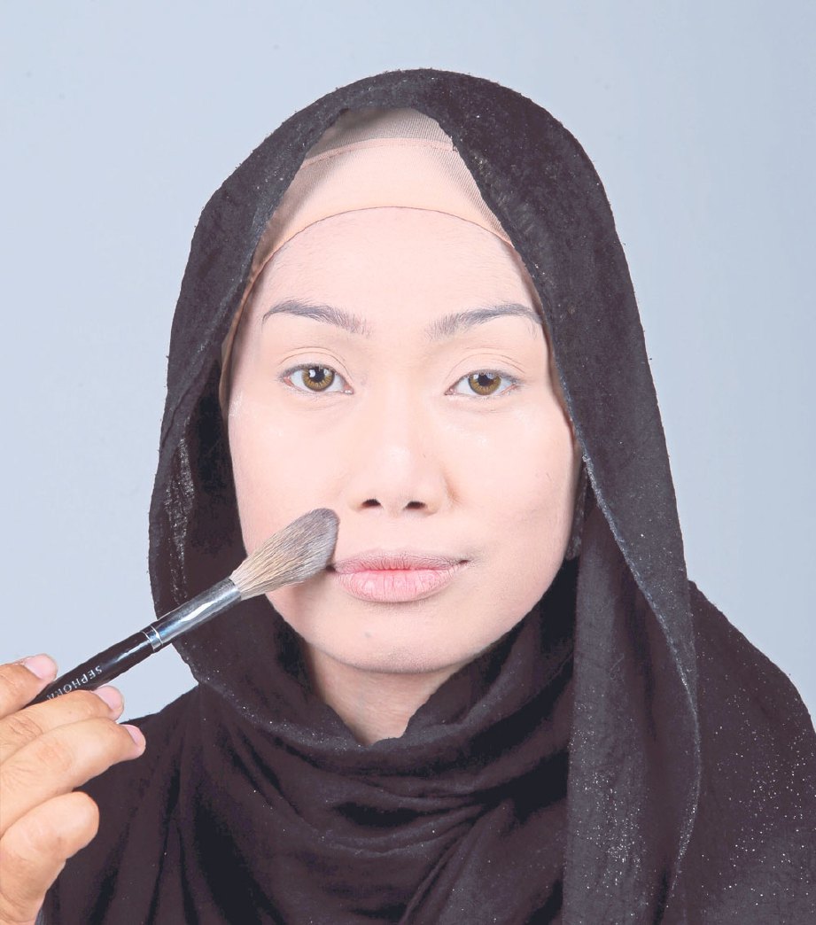 2. SAPU sekata bedak asas ke seluruh wajah menggunakan rona bedak sesuai.