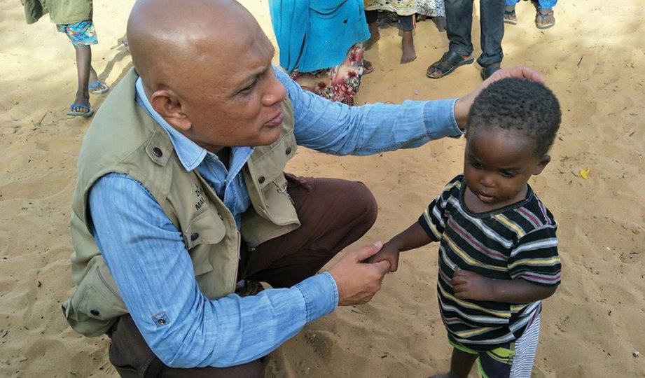 ZAIRULSHAHFUDDIN mendekati kanak-kanak Somalia.