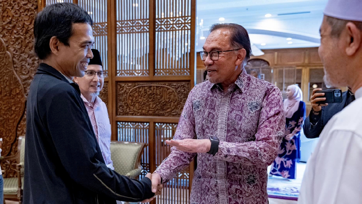 ANWAR ketika menerima kunjungan hormat Ustaz Abdul Somad di pejabatnya. FOTO Ihsan FB Anwar Ibrahim