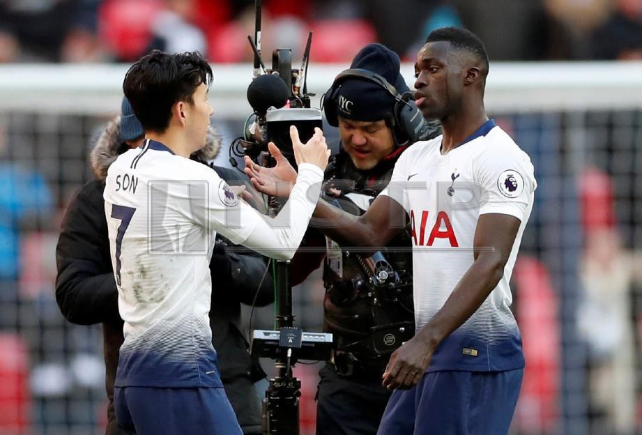 HEUNG Min (kiri) meraikan jaringan bersama rakan sepasukan Davinson Sanchez selepas mengatasi Newcastle 1-0 di Stadium Wembley, malam ini. - Foto AFP