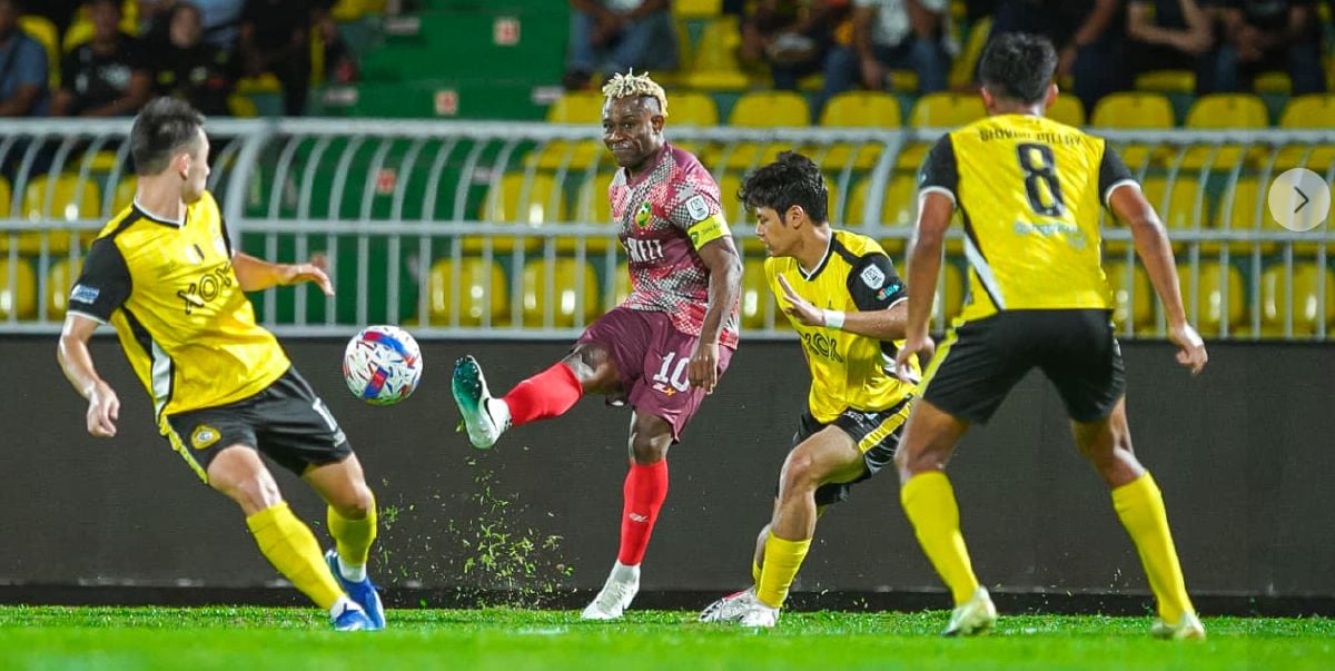 NORDE cuba dihalang tiga pemain Perak FC. FOTO KDA FC