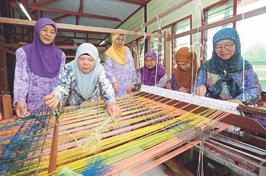 SUKAR bezakan bahagian dalam dan luar kain songket yang dihasilkan lapan penenun di Kampung Kuala Rajang, Belawai di Mukah, Sarawak. FOTO: Aziah Azmee