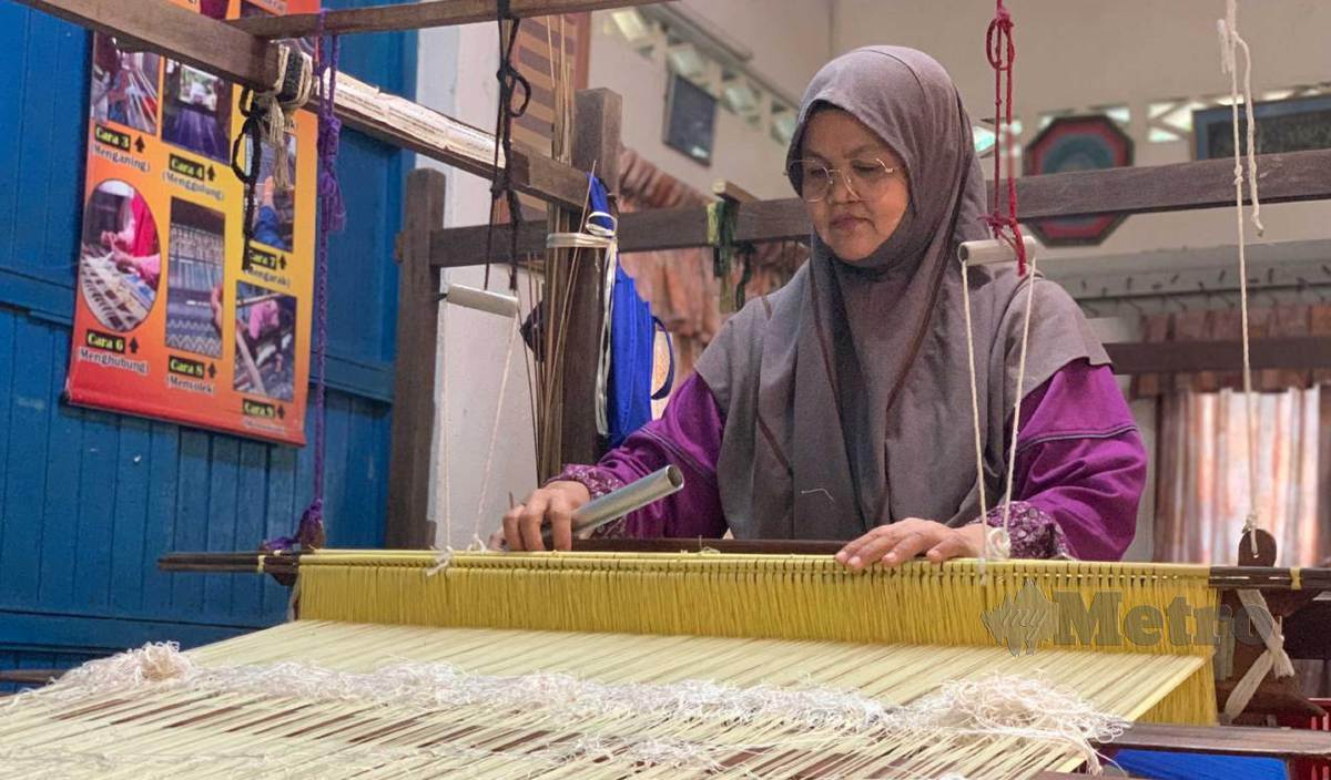 FARIDATUL Azna menenun songket tempahan pelanggannya di Kampung Masjid Lama, Bota Kanan. FOTO Noor Hidayah Tanzizi