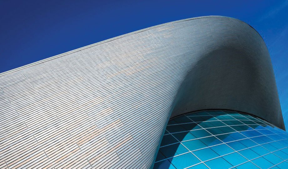 STRUKTUR melengkung menjadi keunikan Pusat Akuatik London yang dibina sebelum London menganjurkan Sukan Olimpik 2012.