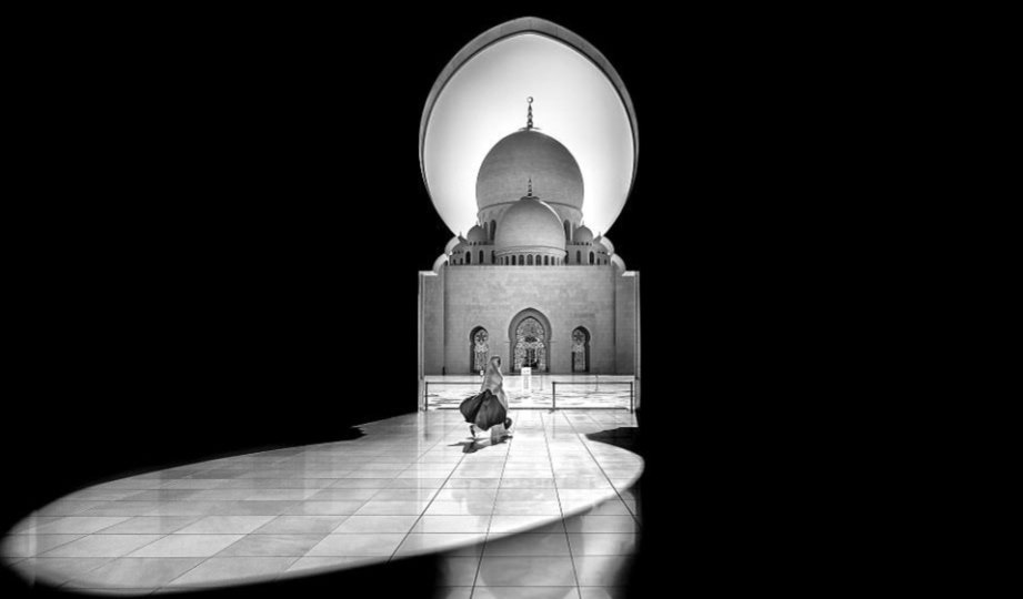 GAMBAR yang dinamakan Walking in the Light merakamkan seorang wanita berjalan di Masjid Besar Sheikh Zayed di Abu Dhabi.