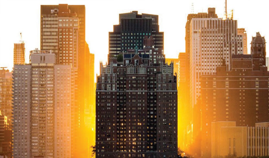 SUASANA bandar Manhattan di New York ketika matahari terbenam yang dirakam dari Queens di seberang East River.