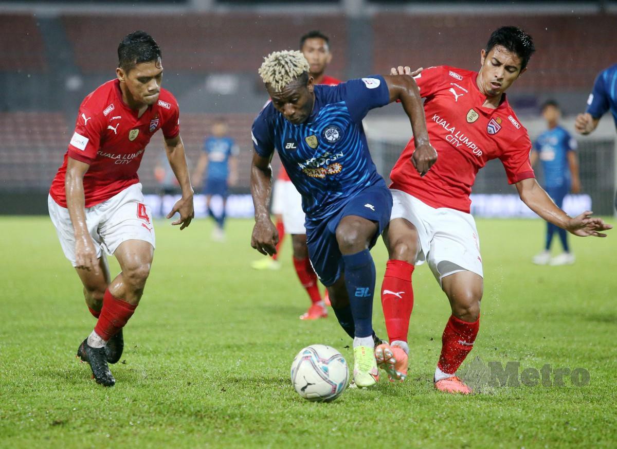 NORDE (tengah) diasak pemain pasukan Kuala Lumpur City FC, Zhafri (kanan) pada perlawanan separuh akhir pertama Piala Malaysia. FOTO Eizairi Shamsudin