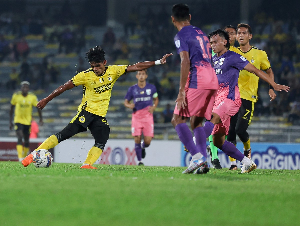 PEMAIN Perak FC, Muhammad Farris Izdiham (kiri) melepaskan rembatan ke gawang gol lawan ketika bertemu pasukan Kuching City FC dalam saingan Liga Super Malaysia 2023 di Stadium Perak, malam tadi. FOTO Bernama