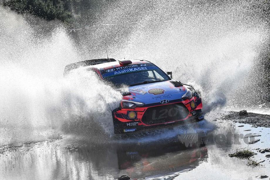 SORDO mengemudi kereta Hyundai i20 Coupe WRC merentasi sungai di Monte Lerno, sebahagian daripada SS15 pada hari terakhir Rali Dunia di Sardinia. — FOTO AFP