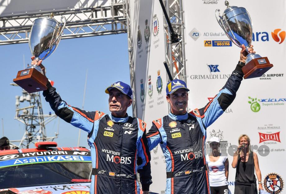 SORDO (kanan) dan jurupandu dari Sepanyol, Carlos del Barrio meraikan kemenangan di podium di Alghero, Itali. — FOTO AFP