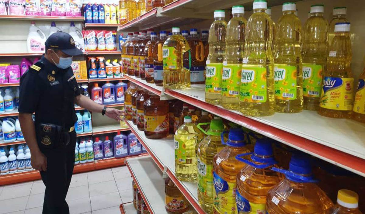 ANGGOTA penguat kuasa KPDNHEP Negeri Sembilan membuat pemeriksaan minyak masak di pasar raya di Seremban. FOTO Ihsan KPDNHEP Negeri Sembilan