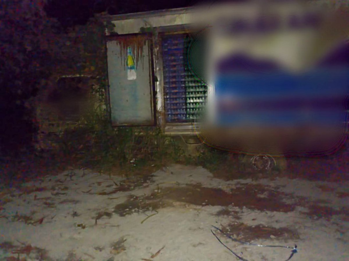 Lori rosak dijadikan tempat penyimpanan rokok dan minuman keras tanpa cukai di kawasan lapang Kampung Mikik, Papar. FOTO IHSAN PPM