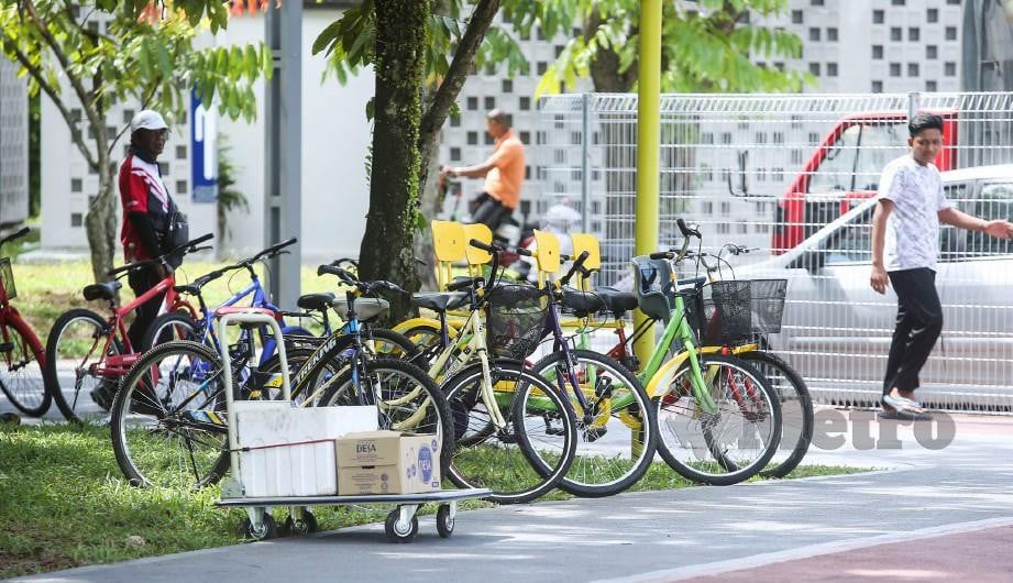 SEBAHAGIAN individu yang tidak patuh peraturan berniaga dengan menyewa basikal di dalam kawasan Taman Tasik Titiwangsa, Kuala Lumpur. FOTO AZHAR RAMLI