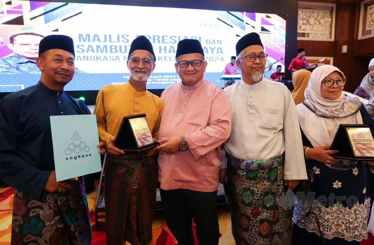 Anggota Lembaga ANGKASA, Datuk Che Mohd Shukree Che Isa (tengah) beramah mesra dengan ahli Angkatan Koperasi Kebangsaan Malaysia Berhad (ANGKASA)  selepas ditemui pada Majlis Aidilfitri ANGKASA Peringkat Kelantan di sini, hari ini. FOTO NIK ABDULLAH NIK OMAR