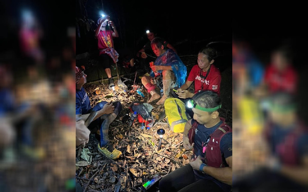 Lelaki (baju hujan biru) yang dilaporkan hilang selepas sesat ketika mendaki Gunung Pulai seorang diri, kelmarin ditemui selamat, tengah malam tadi. FOTO IHSAN JABATAN PERHUTANAN