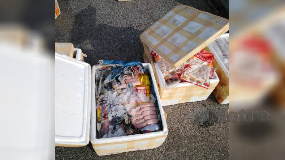 .Antara kotak mengandungi sosej babi dirampas dalam pemeriksaan di ICQS Durian Burung, Padang Terap. FOTO IHSAN MAQIS
