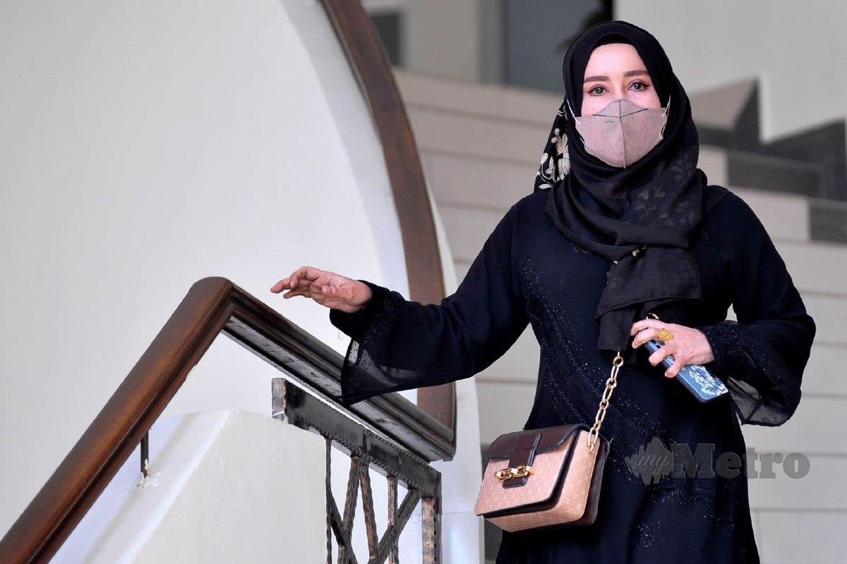 SOVA meninggalkan mahkamah selepas memfailkan pengesahan perceraian dengan Azlan di Mahkamah Rendah Syariah Hulu Langat, Bandar Baru Bangi. FOTO Aizuddin Saad