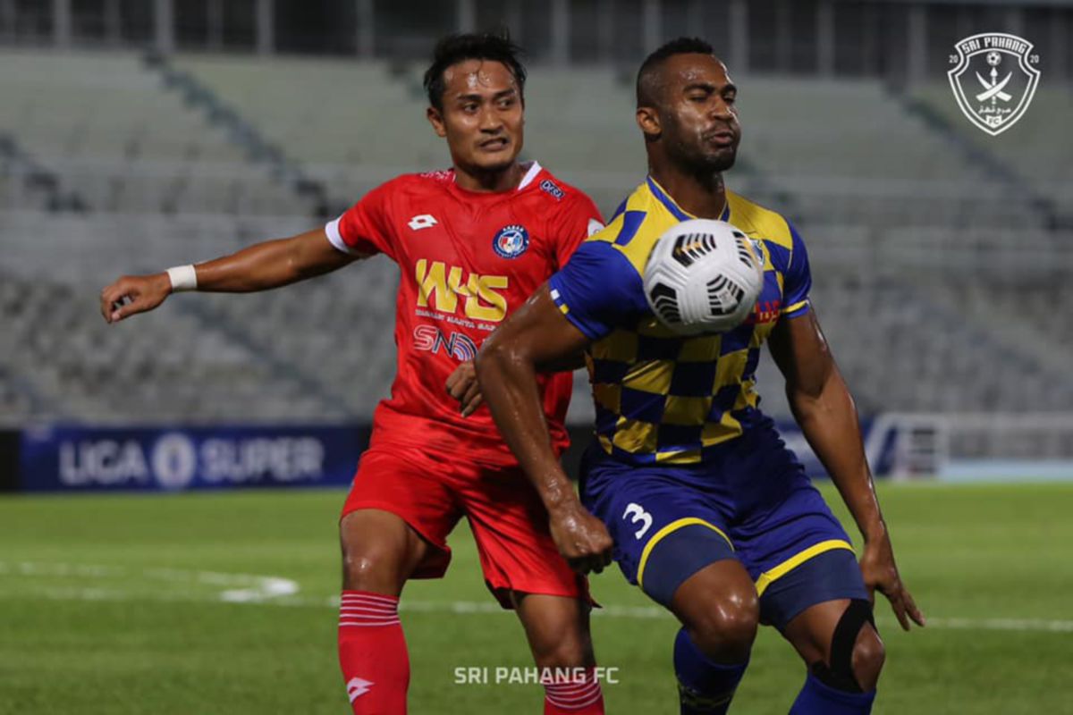 Aksi pemain Sri Pahang (kanan) menghalang pemain Sabah pada aksi Liga Super. FOTO Ihsan Sri Pahang FC