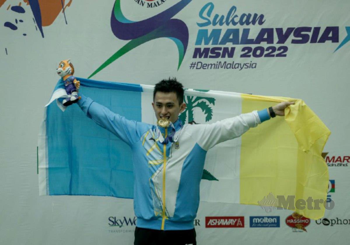 SHANYANG meraikan kejayaannya meraih emas di pentas podium. FOTO Hazreen Mohamad 
