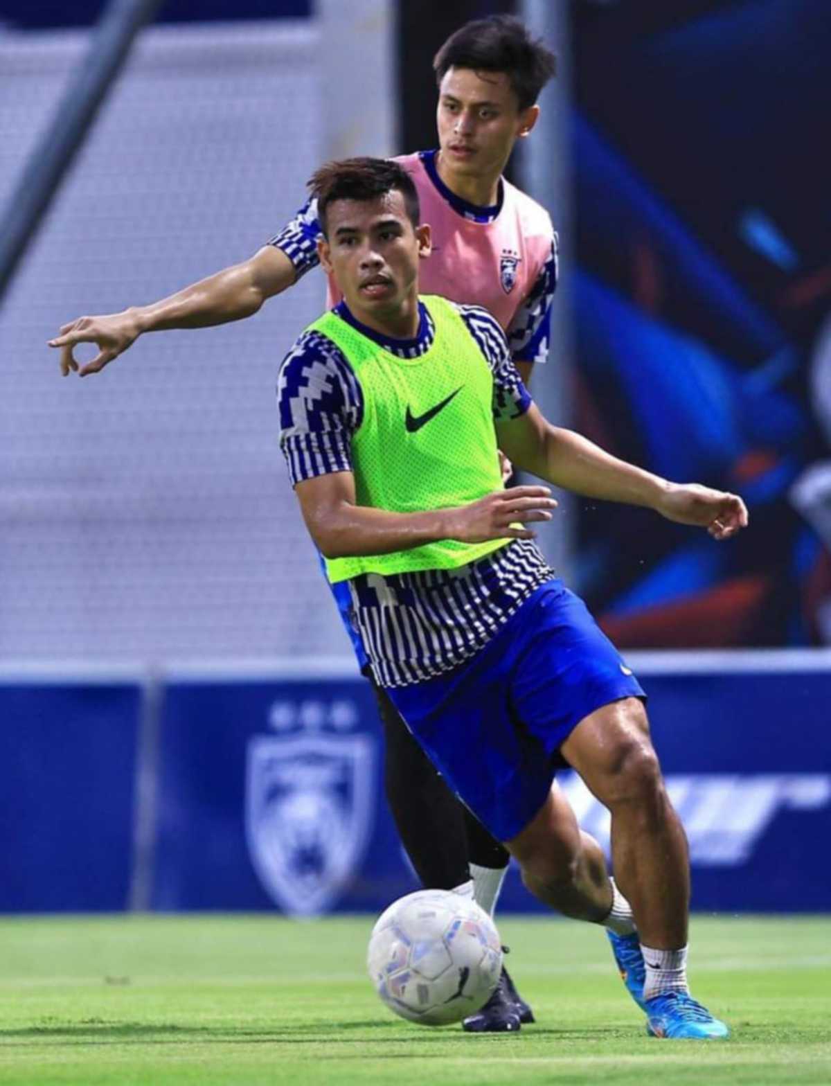 SAFAWI Rasid giat menjalani latihan bersam Feroz Baharuddin bagi persiapan menentang PJ City FC di Stadium Sultan Ibrahim, malam esok. FOTO Ihsan Johor Southern Tigers