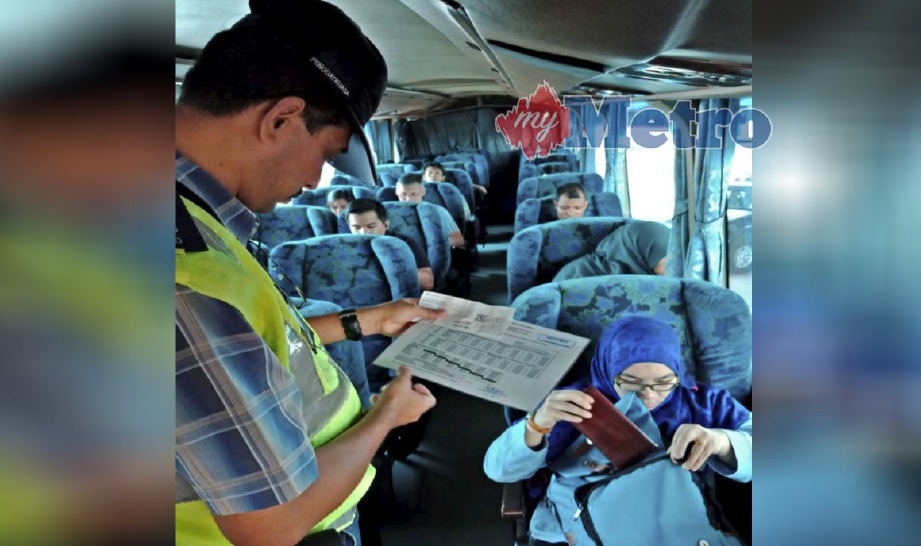 PEGAWAI SPAD Wilayah Selatan memeriksa tiket pada penumpang di Larkin Sentral, Johor Bahru. FOTO Ihsan SPAD