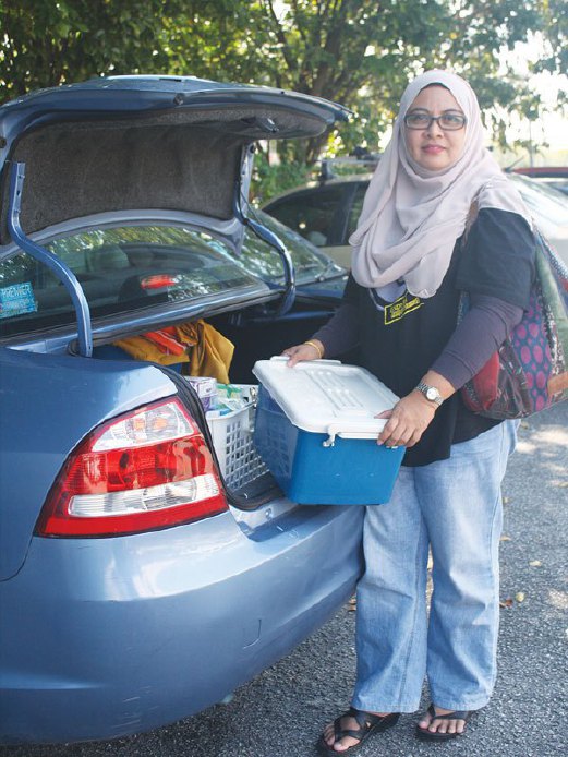 KERETA Nur Azliza menjadi tempat simpanan ketika menjalankan perniagaan spa bergerak.