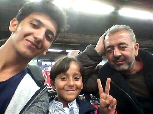 Osama Abdul Mohsen serta dua anak, Mohammad, 18, dan Zaid, 7, ketika tiba di Madrid, minggu lalu.