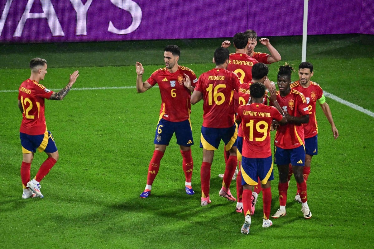 BARISAN pemain Sepanyol meraikan gol keempat mereka. FOTO AFP